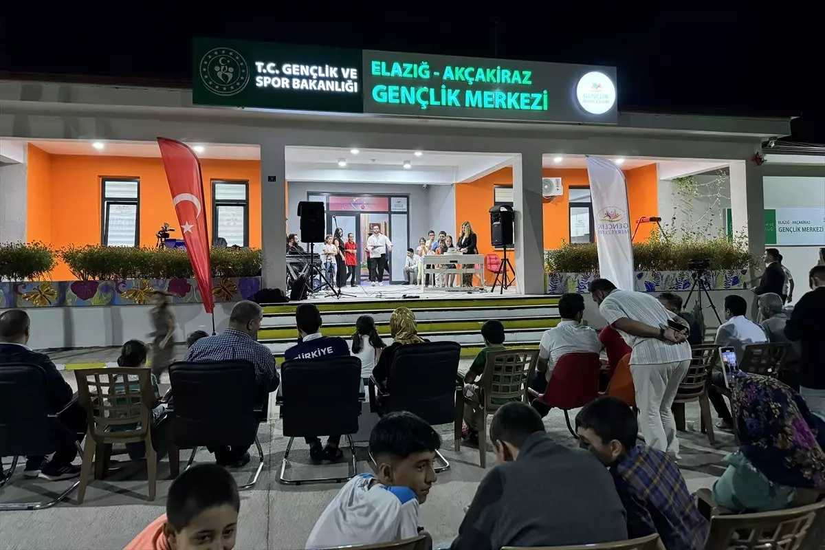 Akçakiraz’da Gençlerden Canlı Performans