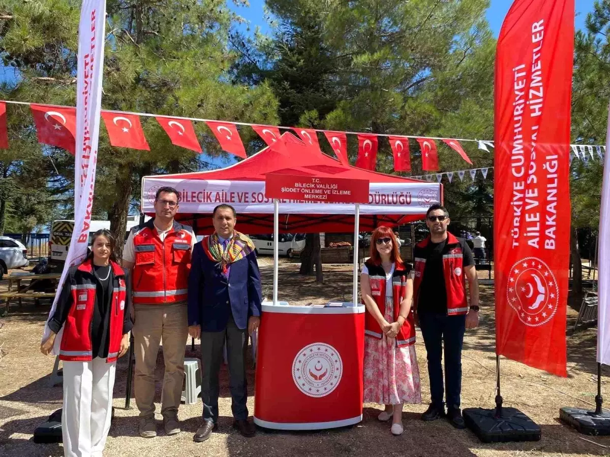 Bilecik Aile ve Sosyal Hizmetler İl Müdürlüğü, kadına şiddete karşı stant kurdu