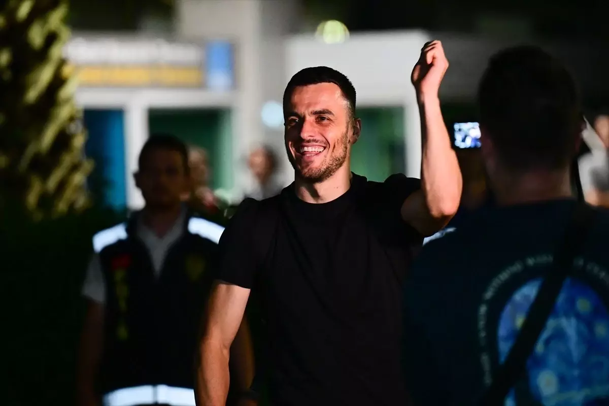 Fenerbahçe, transfer görüşmeleri için Filip Kostic’i İstanbul’a davet etti