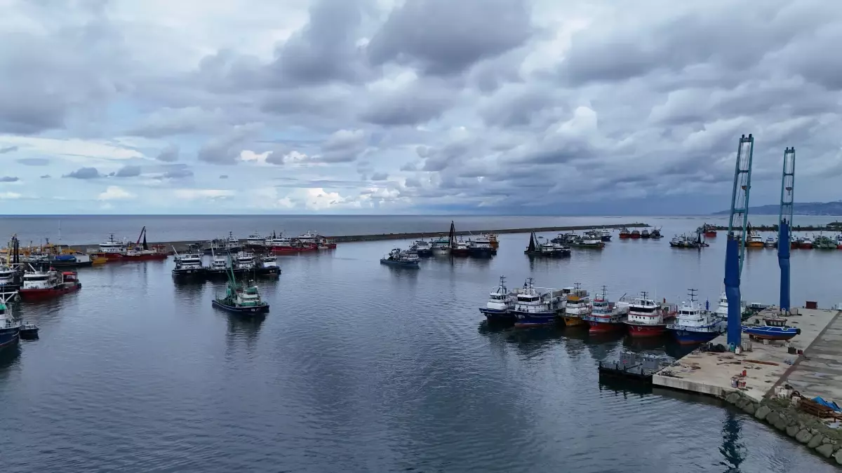 Karadeniz’de Fırtına, Balıkçıları Limana Sığındırdı