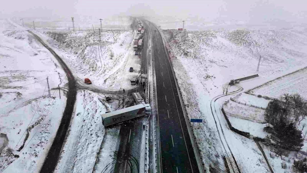 Sivas-Erzincan yolunda zincirleme kaza