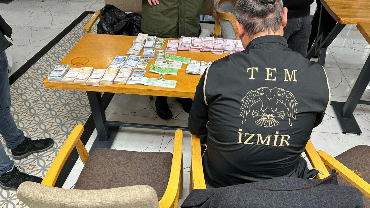 İzmir merkezli FETÖ operasyonu: 21 tutuklama