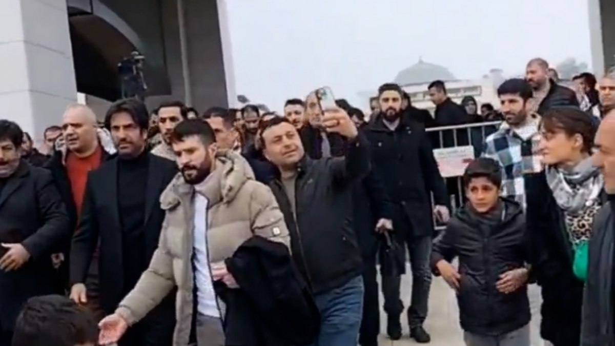 Mahsun Kırmızıgül’ün annesinin cenazesinde “selfie” çılgınlığı