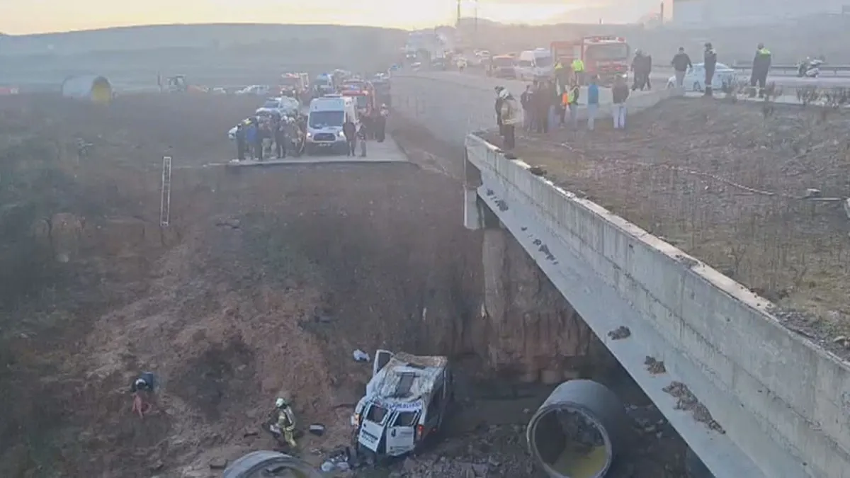 Son dakika: Tuzla’da servis şarampole devrildi! 3 ölü, 15 yaralı